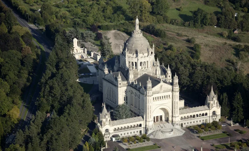 La basilique Sainte-Thérèse de Lisieux vue du ciel