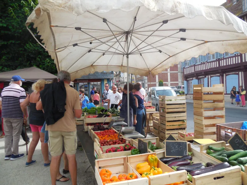 Un marché du Pays d'Auge, ses cageots de légumes devant les colombages