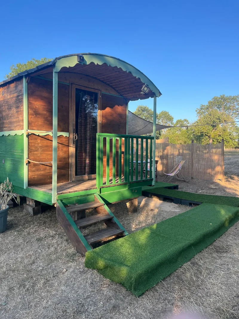 La Roulotte spa, la roulotte verte et sa terrasse