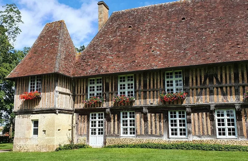 Un manoir à colombages du Pays d'Auge, ses jardinières de géraniums