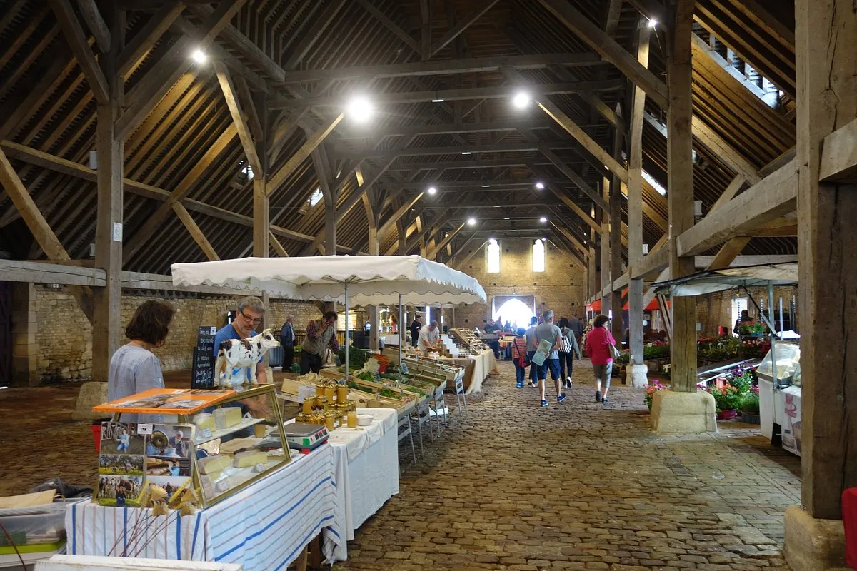 Le marché sous la halle médiévale de Saint-Pierre-sur-Dives